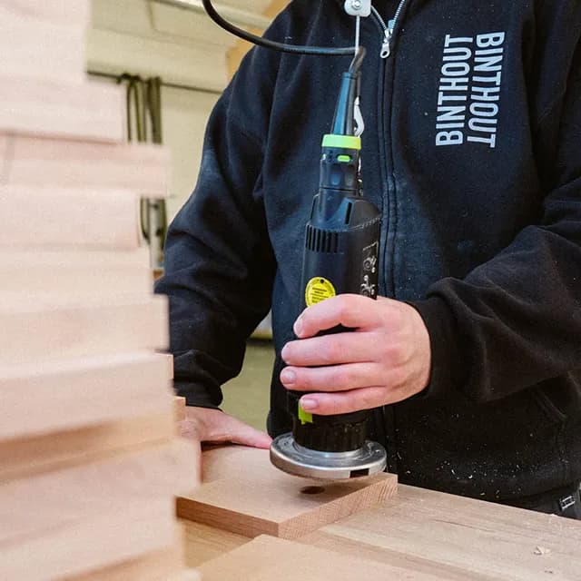 Detail van de gladde, afgeronde rand van een snijplank.