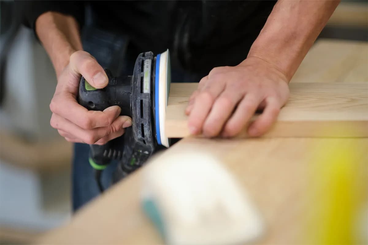 Lasergravure van een logo in een houten snijplank.
