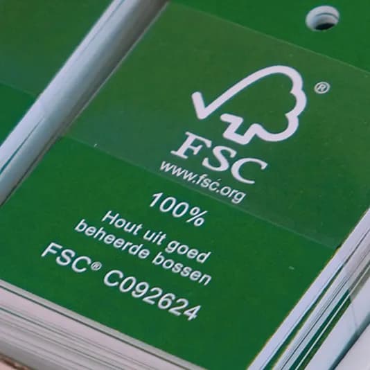 Groene FSC-labels met de tekst 100% hout uit goed beheerde bossen en licentiecode FSC C092624.